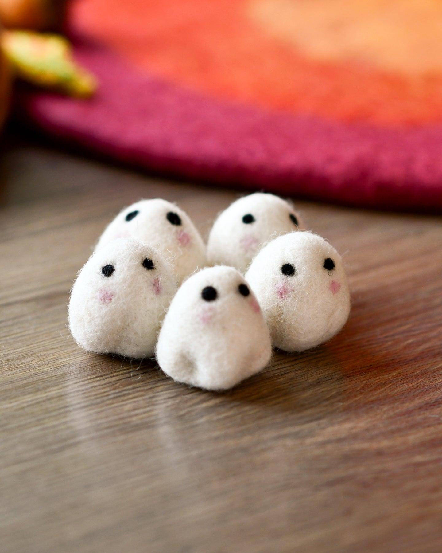 Felt Cute Ghosts Loose Parts - 5 Ghosts - Tara Treasures